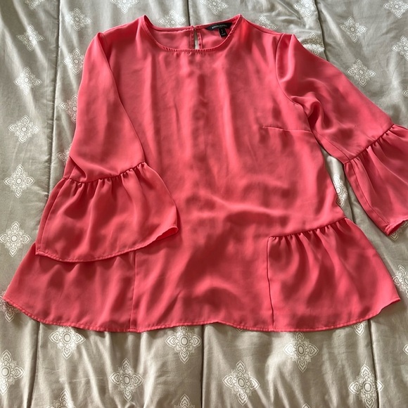 Banana Republic Salmon Colored Ruffle Bottom Blouse Size Small - Picture 1 of 6